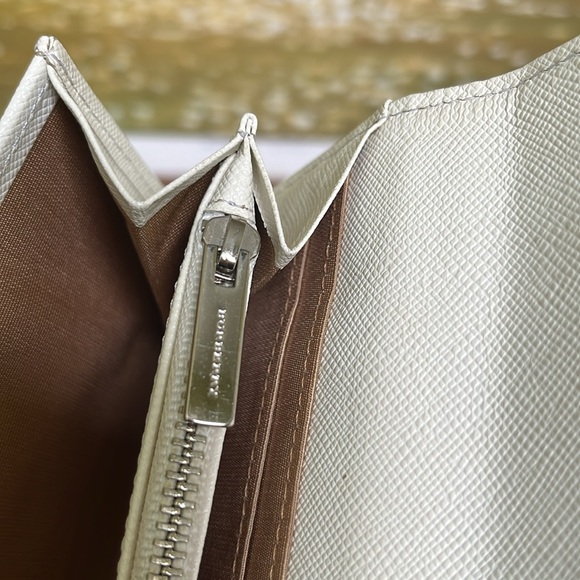 BURBERRY white wallet in good condition. Peeling on the edges. See photos. - Picture 8 of 9